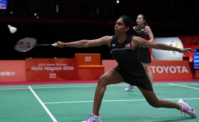 (260928) -- ICHINOMIYA, Sept. 28, 2026 (Xinhua) -- Tan Pearly Koong Le/Thinaah Muralitharan (front) of Malaysia compete during the women's doubles semifinals of badminton against Liu Shengshu/Tan Ning of China at the 20th Asian Games Aichi-Nagoya 2026 in Ichinomiya of Aichi Prefecture, Japan, Sept. 28, 2026. (Xinhua/Li Bo)