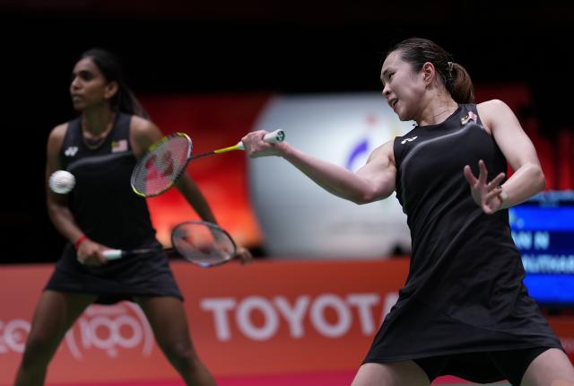 (260928) -- ICHINOMIYA, Sept. 28, 2026 (Xinhua) -- Tan Pearly Koong Le (R)/Thinaah Muralitharan of Malaysia compete during the women's doubles semifinals of badminton against Liu Shengshu/Tan Ning of China at the 20th Asian Games Aichi-Nagoya 2026 in Ichinomiya of Aichi Prefecture, Japan, Sept. 28, 2026. (Xinhua/Li Bo)