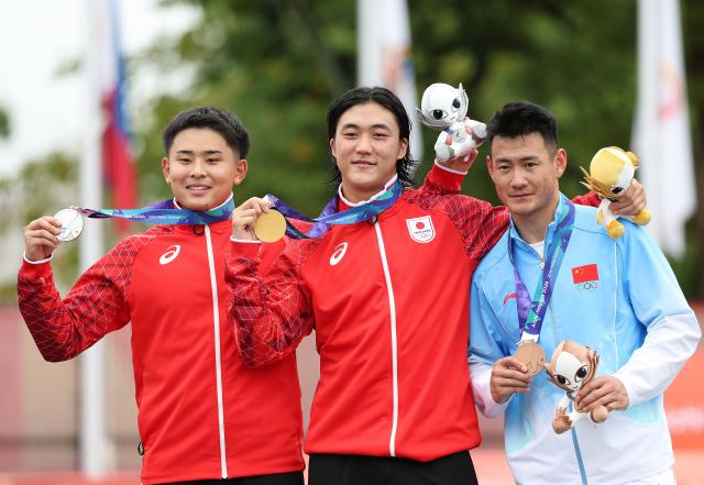 (260928) -- NAGOYA, Sept. 28, 2026 (Xinhua) -- Gold medalist Nakai Asuma (C) of Japan poses with silver medalist Japan's Kiuchi Hyoga (L) and bronze medalist China's Lin Haochao during the victory ceremony for the men's cycling BMX racing at the 20th Asian Games Aichi-Nagoya 2026 in Nagoya, Japan, Sept. 28, 2026. (Xinhua/Deng Hua)