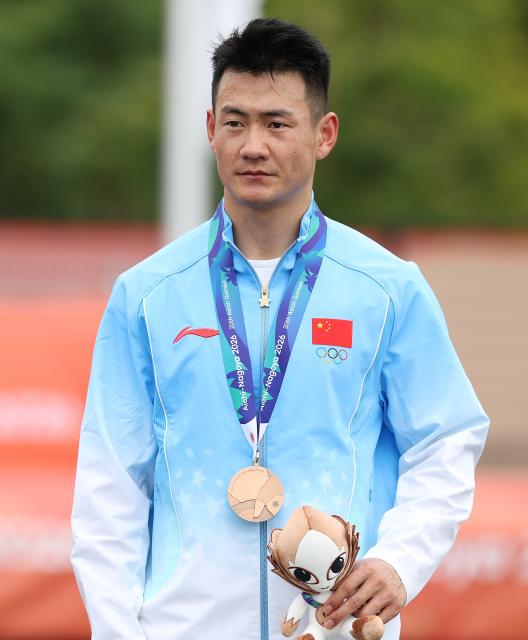 (260928) -- NAGOYA, Sept. 28, 2026 (Xinhua) -- Bronze medalist Lin Haochao of China reacts during the victory ceremony for the men's cycling BMX racing at the 20th Asian Games Aichi-Nagoya 2026 in Nagoya, Japan, Sept. 28, 2026. (Xinhua/Deng Hua)