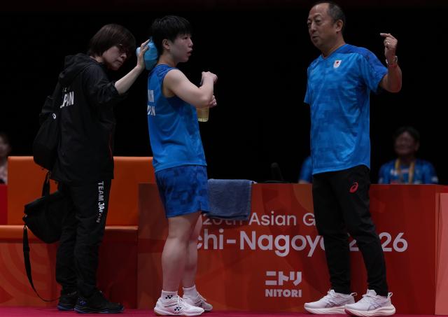 (260928) -- ICHINOMIYA, Sept. 28, 2026 (Xinhua) -- Yamaguchi Akane (C) of Japan communicates with her coach during the women's singles semifinals of badminton against Wang Zhiyi of China at the 20th Asian Games Aichi-Nagoya 2026 in Ichinomiya of Aichi Prefecture, Japan, Sept. 28, 2026. (Xinhua/Li Bo)