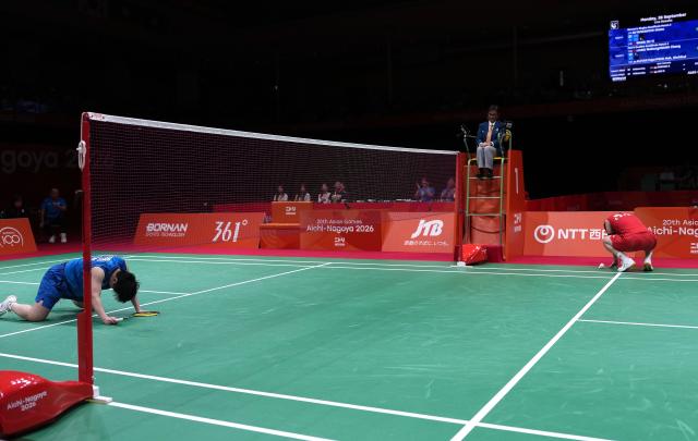 (260928) -- ICHINOMIYA, Sept. 28, 2026 (Xinhua) -- Wang Zhiyi (R) of China and Yamaguchi Akane of Japan react during the women's singles semifinals of badminton at the 20th Asian Games Aichi-Nagoya 2026 in Ichinomiya of Aichi Prefecture, Japan, Sept. 28, 2026. (Xinhua/Li Bo)