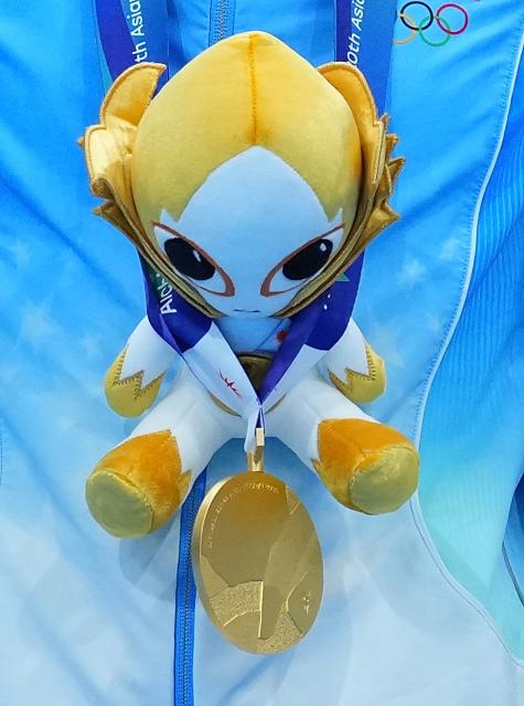 (260928) -- TOKYO, Sept. 28, 2026 (Xinhua) -- The gold medal and a mascot are seen draped around Lin Shan of China during the victory ceremony for the women's 1m springboard of diving at the 20th Asian Games Aichi-Nagoya 2026 in Tokyo, Japan, Sept. 28, 2026. (Xinhua/Chen Zeguo)
