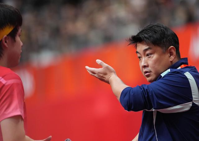 (260928) -- TOYOTA, Sept. 28, 2026 (Xinhua) -- Wang Chuqin (L) of China communicates with his coach Wang Hao during the men's singles semifinals of table tennis against Noshad Alamiyan of Iran at the 20th Asian Games Aichi-Nagoya 2026 in Toyota of Aichi Prefecture, Japan, Sept. 28, 2026. (Xinhua/Cheong Kam Ka)
