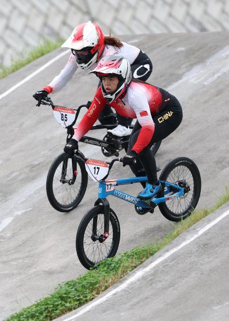 (260928) -- NAGOYA, Sept. 28, 2026 (Xinhua) -- Liao Wanyi (R) of China and Hatakeyama Sae of Japan compete during the women final of cycling BMX racing at the 20th Asian Games Aichi-Nagoya 2026 in Nagoya, Japan, Sept. 28, 2026. (Xinhua/Deng Hua)