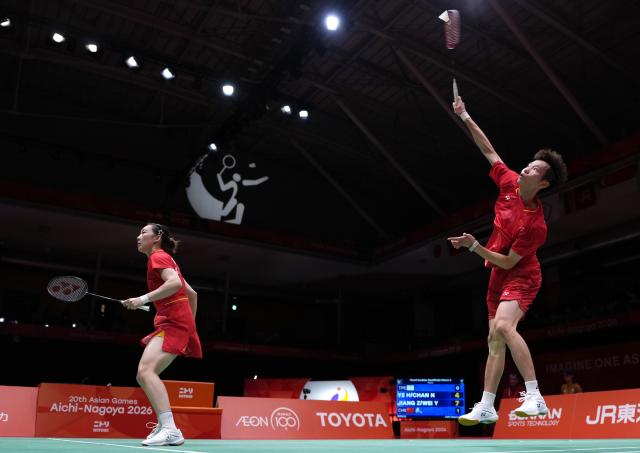 (260928) -- ICHINOMIYA, Sept. 28, 2026 (Xinhua) -- Jiang Zhenbang (R)/Wei Yaxin of China compete during the mixed doubles semifinals of badminton against Ye Hong-wei/Chan Nicole Gonzales of Chinese Taipei at the 20th Asian Games Aichi-Nagoya 2026 in Ichinomiya of Aichi Prefecture, Japan, Sept. 28, 2026. (Xinhua/Li Bo)