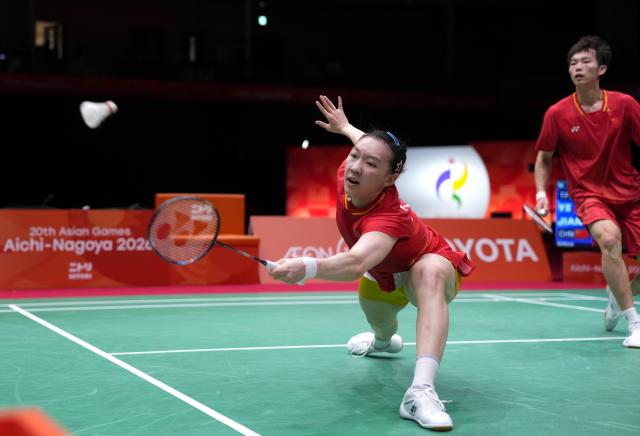 (260928) -- ICHINOMIYA, Sept. 28, 2026 (Xinhua) -- Jiang Zhenbang/Wei Yaxin (L) of China compete during the mixed doubles semifinals of badminton against Ye Hong-wei/Chan Nicole Gonzales of Chinese Taipei at the 20th Asian Games Aichi-Nagoya 2026 in Ichinomiya of Aichi Prefecture, Japan, Sept. 28, 2026. (Xinhua/Li Bo)
