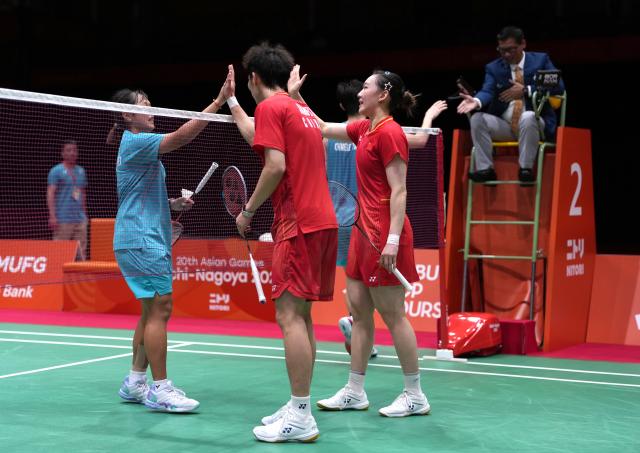 (260928) -- ICHINOMIYA, Sept. 28, 2026 (Xinhua) -- Jiang Zhenbang (front L)/Wei Yaxin (front R) of China greet Ye Hong-wei/Chan Nicole Gonzales (back L) of Chinese Taipei after the mixed doubles semifinals of badminton at the 20th Asian Games Aichi-Nagoya 2026 in Ichinomiya of Aichi Prefecture, Japan, Sept. 28, 2026. (Xinhua/Li Bo)