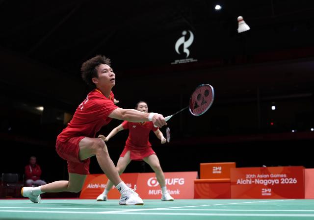 (260928) -- ICHINOMIYA, Sept. 28, 2026 (Xinhua) -- Jiang Zhenbang (front)/Wei Yaxin of China compete during the mixed doubles semifinals of badminton against Ye Hong-wei/Chan Nicole Gonzales of Chinese Taipei at the 20th Asian Games Aichi-Nagoya 2026 in Ichinomiya of Aichi Prefecture, Japan, Sept. 28, 2026. (Xinhua/Li Bo)