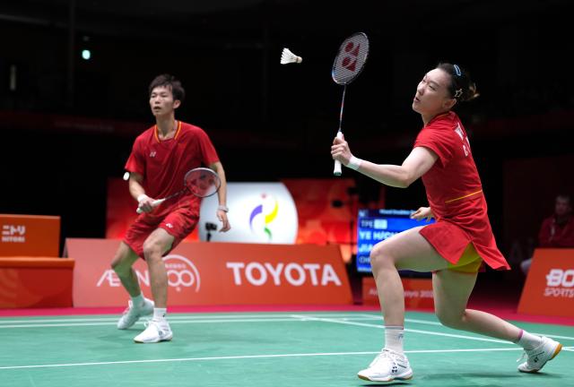 (260928) -- ICHINOMIYA, Sept. 28, 2026 (Xinhua) -- Jiang Zhenbang/Wei Yaxin (R) of China compete during the mixed doubles semifinals of badminton against Ye Hong-wei/Chan Nicole Gonzales of Chinese Taipei at the 20th Asian Games Aichi-Nagoya 2026 in Ichinomiya of Aichi Prefecture, Japan, Sept. 28, 2026. (Xinhua/Li Bo)