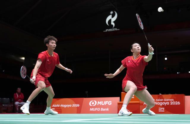 (260928) -- ICHINOMIYA, Sept. 28, 2026 (Xinhua) -- Jiang Zhenbang/Wei Yaxin (R) of China compete during the mixed doubles semifinals of badminton against Ye Hong-wei/Chan Nicole Gonzales of Chinese Taipei at the 20th Asian Games Aichi-Nagoya 2026 in Ichinomiya of Aichi Prefecture, Japan, Sept. 28, 2026. (Xinhua/Li Bo)