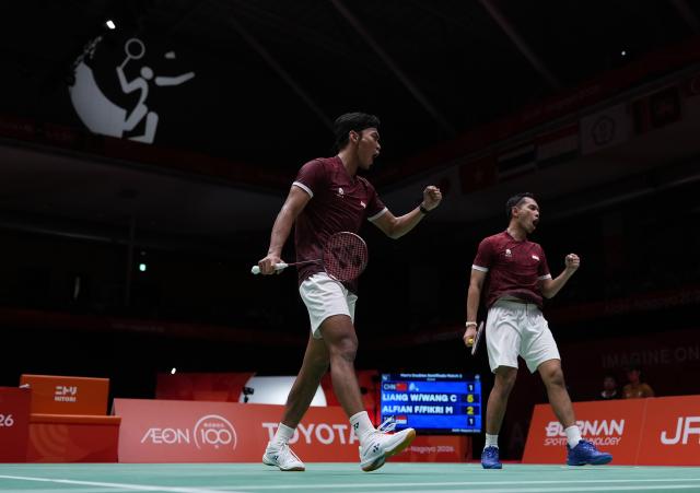 (260928) -- ICHINOMIYA, Sept. 28, 2026 (Xinhua) -- Fajar Alfian (R)/Muhammad Shohibul Fikri of Indonesia celebrate during the men's doubles semifinals of badminton against Liang Weikeng/Wang Chang of China at the 20th Asian Games Aichi-Nagoya 2026 in Ichinomiya of Aichi Prefecture, Japan, Sept. 28, 2026. (Xinhua/Li Bo)