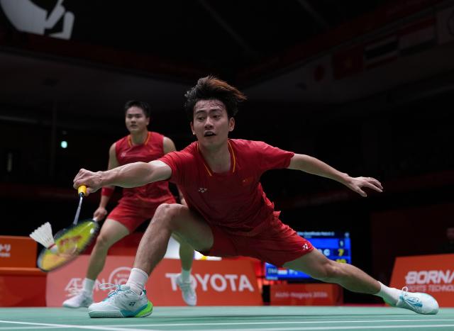 (260928) -- ICHINOMIYA, Sept. 28, 2026 (Xinhua) -- Liang Weikeng/Wang Chang (front) of China compete during the men's doubles semifinals of badminton against Fajar Alfian/Muhammad Shohibul Fikri of Indonesia at the 20th Asian Games Aichi-Nagoya 2026 in Ichinomiya of Aichi Prefecture, Japan, Sept. 28, 2026. (Xinhua/Li Bo)