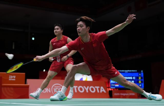 (260928) -- ICHINOMIYA, Sept. 28, 2026 (Xinhua) -- Liang Weikeng/Wang Chang (front) of China compete during the men's doubles semifinals of badminton against Fajar Alfian/Muhammad Shohibul Fikri of Indonesia at the 20th Asian Games Aichi-Nagoya 2026 in Ichinomiya of Aichi Prefecture, Japan, Sept. 28, 2026. (Xinhua/Li Bo)