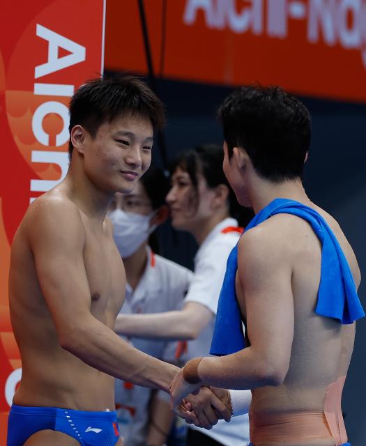 (260928) -- TOKYO, Sept. 28, 2026 (Xinhua) -- Wang Zongyuan (R) of China greets with Liu Chengzan of China during the men's 1m springboard final of diving at the 20th Asian Games Aichi-Nagoya 2026 in Tokyo, Japan, Sept. 28, 2026. (Xinhua/Wu Zhizun)