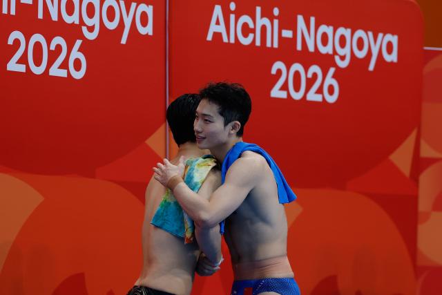 (260928) -- TOKYO, Sept. 28, 2026 (Xinhua) -- Wang Zongyuan (R) of China greets with Kim Yeongnam of South Korea after the men's 1m springboard final of diving at the 20th Asian Games Aichi-Nagoya 2026 in Tokyo, Japan, Sept. 28, 2026. (Xinhua/Wu Zhizun)