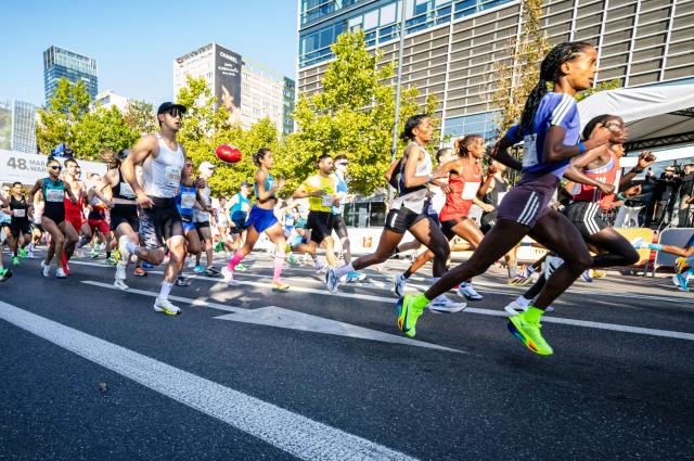 (260928) -- WARSAW, Sept. 28, 2026 (Xinhua) -- Runners compete during the 48th Warsaw Marathon in Warsaw, Poland, Sept. 27, 2026. (Photo by Jaap Arriens/Xinhua)