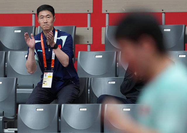 (260928) -- TOYOTA, Sept. 28, 2026 (Xinhua) -- Wang Liqin (L), president of the Chinese Table Tennis Association (CTTA), applauds during the men's singles semifinals of table tennis between Lin Shidong of China and Lin Yun-ju of Chinese Taipei at the 20th Asian Games Aichi-Nagoya 2026 in Toyota of Aichi Prefecture, Japan, Sept. 28, 2026. (Xinhua/Wang Fei)