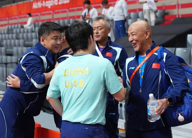 (260928) -- TOYOTA, Sept. 28, 2026 (Xinhua) -- Lin Shidong (front C) and coaches of China celebrate after the men's singles semifinals of table tennis against Lin Yun-ju of Chinese Taipei at the 20th Asian Games Aichi-Nagoya 2026 in Toyota of Aichi Prefecture, Japan, Sept. 28, 2026. (Xinhua/Cheong Kam Ka)