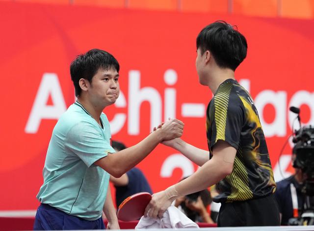(260928) -- TOYOTA, Sept. 28, 2026 (Xinhua) -- Lin Shidong (L) of China and Lin Yun-ju of Chinese Taipei greet each other after the men's singles semifinals of table tennis at the 20th Asian Games Aichi-Nagoya 2026 in Toyota of Aichi Prefecture, Japan, Sept. 28, 2026. (Xinhua/Cheong Kam Ka)