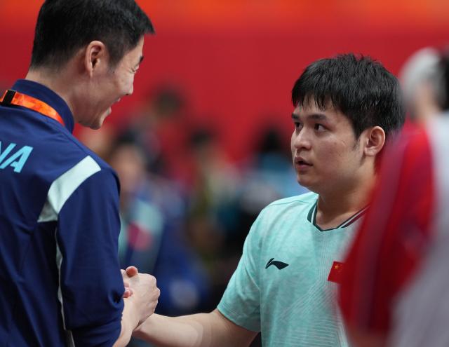 (260928) -- TOYOTA, Sept. 28, 2026 (Xinhua) -- Wang Liqin (L), president of the Chinese Table Tennis Association (CTTA), communicates with Lin Shidong of China after the men's singles semifinals of table tennis between Lin Shidong of China and Lin Yun-ju of Chinese Taipei at the 20th Asian Games Aichi-Nagoya 2026 in Toyota of Aichi Prefecture, Japan, Sept. 28, 2026. (Xinhua/Wang Fei)