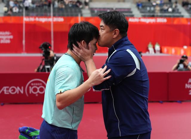 (260928) -- TOYOTA, Sept. 28, 2026 (Xinhua) -- Lin Shidong (L) and coach Wang Hao of China interact after the men's singles semifinals of table tennis against Lin Yun-ju of Chinese Taipei at the 20th Asian Games Aichi-Nagoya 2026 in Toyota of Aichi Prefecture, Japan, Sept. 28, 2026. (Xinhua/Cheong Kam Ka)