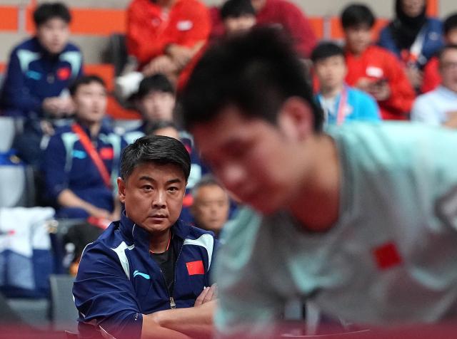 (260928) -- TOYOTA, Sept. 28, 2026 (Xinhua) -- Coach Wang Hao (L) reacts during the men's singles semifinals of table tennis between Lin Shidong of China and Lin Yun-ju of Chinese Taipei at the 20th Asian Games Aichi-Nagoya 2026 in Toyota of Aichi Prefecture, Japan, Sept. 28, 2026. (Xinhua/Cheong Kam Ka)