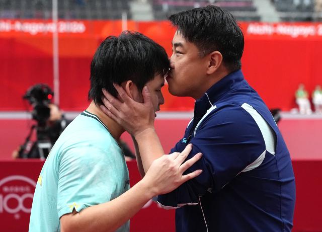 (260928) -- TOYOTA, Sept. 28, 2026 (Xinhua) -- Lin Shidong (L) and coach Wang Hao of China interact after the men's singles semifinals of table tennis against Lin Yun-ju of Chinese Taipei at the 20th Asian Games Aichi-Nagoya 2026 in Toyota of Aichi Prefecture, Japan, Sept. 28, 2026. (Xinhua/Cheong Kam Ka)