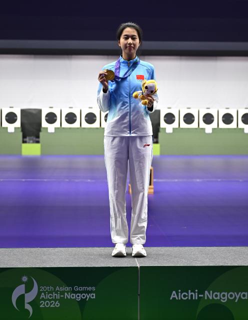 (260928) -- TOYOTA, Sept. 28, 2026 (Xinhua) -- Gold medalist Xiao Jiaruixuan of China poses for photos during the victory ceremony for the 25m pistol women individual of shooting at the 20th Asian Games Aichi-Nagoya 2026 in Toyota of Aichi Prefecture, Japan, Sept. 28, 2026. (Xinhua/Liu Lei)