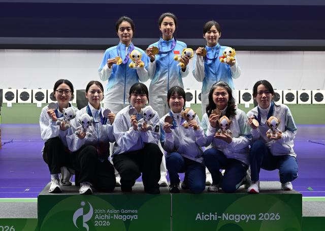 (260928) -- TOYOTA, Sept. 28, 2026 (Xinhua) -- Gold medalists team China (top), silver medalists team South Korea (bottom L) and bronze medalists team Chinese Taipei pose during the victory ceremony for the 25m pistol women team of shooting at the 20th Asian Games Aichi-Nagoya 2026 in Toyota of Aichi Prefecture, Japan, Sept. 28, 2026. (Xinhua/Liu Lei)