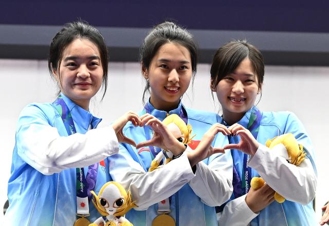 (260928) -- TOYOTA, Sept. 28, 2026 (Xinhua) -- Gold medalists Shang Kaiyan (L), Xiao Jiaruixuan (C) and Yao Qianxun of team China pose during the victory ceremony for the 25m pistol women team of shooting at the 20th Asian Games Aichi-Nagoya 2026 in Toyota of Aichi Prefecture, Japan, Sept. 28, 2026. (Xinhua/Liu Lei)