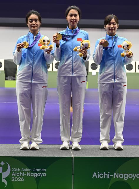 (260928) -- TOYOTA, Sept. 28, 2026 (Xinhua) -- Gold medalists Shang Kaiyan (L), Xiao Jiaruixuan (C) and Yao Qianxun of team China pose during the victory ceremony for the 25m pistol women team of shooting at the 20th Asian Games Aichi-Nagoya 2026 in Toyota of Aichi Prefecture, Japan, Sept. 28, 2026. (Xinhua/Liu Lei)
