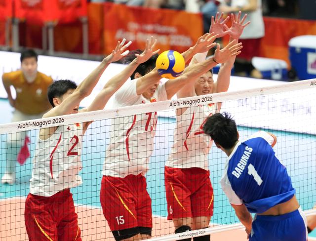 (260928) -- NAGOYA, Sept. 28, 2026 (Xinhua) -- Jiang Chuan (1st L), Peng Shikun (2nd L) and Yu Yuantai (2nd R) of China block the ball during the preliminary round Pool D match of men's volleyball between China and the Philippines at the 20th Asian Games Aichi-Nagoya 2026 in Komaki, Aichi Prefecture, Japan, Sept. 28, 2026. (Xinhua/Zhang Haobo)