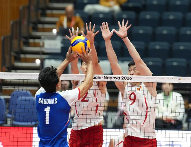 (260928) -- NAGOYA, Sept. 28, 2026 (Xinhua) -- Jiang Chuan (C) and Li Yongzhen (R) of China block the ball during the preliminary round Pool D match of men's volleyball between China and the Philippines at the 20th Asian Games Aichi-Nagoya 2026 in Komaki, Aichi Prefecture, Japan, Sept. 28, 2026. (Xinhua/Zhang Haobo)