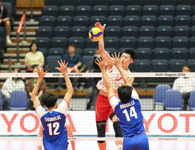 (260928) -- NAGOYA, Sept. 28, 2026 (Xinhua) -- Li Yongzhen (C) of China spikes the ball during the preliminary round Pool D match of men's volleyball between China and the Philippines at the 20th Asian Games Aichi-Nagoya 2026 in Komaki, Aichi Prefecture, Japan, Sept. 28, 2026. (Xinhua/Zhang Haobo)