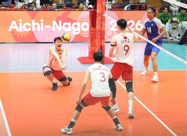 (260928) -- NAGOYA, Sept. 28, 2026 (Xinhua) -- Wang Bin (1st L) of China saves the ball during the preliminary round Pool D match of men's volleyball between China and the Philippines at the 20th Asian Games Aichi-Nagoya 2026 in Komaki, Aichi Prefecture, Japan, Sept. 28, 2026. (Xinhua/Zhang Haobo)