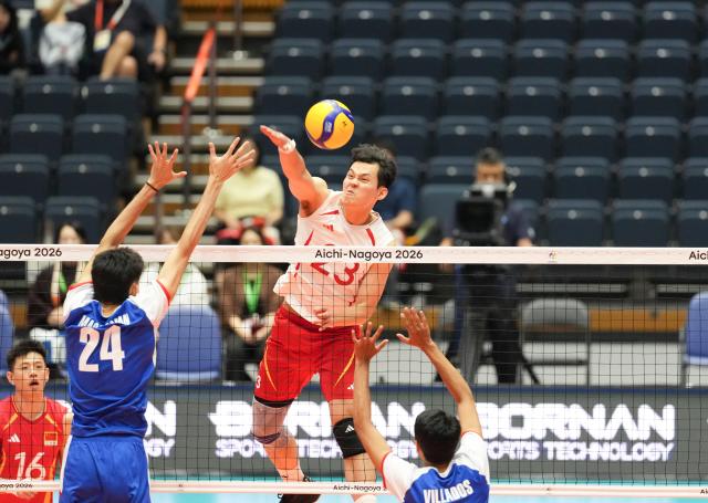 (260928) -- NAGOYA, Sept. 28, 2026 (Xinhua) -- Wang Bin (C) of China spikes the ball during the preliminary round Pool D match of men's volleyball between China and the Philippines at the 20th Asian Games Aichi-Nagoya 2026 in Komaki, Aichi Prefecture, Japan, Sept. 28, 2026. (Xinhua/Zhang Haobo)