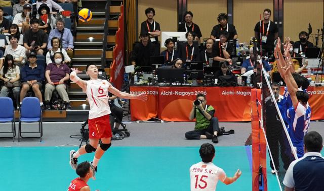 (260928) -- NAGOYA, Sept. 28, 2026 (Xinhua) -- Yu Yuantai (top) of China spikes the ball during the preliminary round Pool D match of men's volleyball between China and the Philippines at the 20th Asian Games Aichi-Nagoya 2026 in Komaki, Aichi Prefecture, Japan, Sept. 28, 2026. (Xinhua/Zhang Haobo)