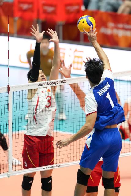 (260928) -- NAGOYA, Sept. 28, 2026 (Xinhua) -- Wang Hebin (L) of China blocks the ball during the preliminary round Pool D match of men's volleyball between China and the Philippines at the 20th Asian Games Aichi-Nagoya 2026 in Komaki, Aichi Prefecture, Japan, Sept. 28, 2026. (Xinhua/Zhang Haobo)