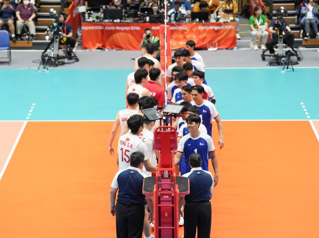 (260928) -- NAGOYA, Sept. 28, 2026 (Xinhua) -- Team China (L) and team the Philippines shake hands after the preliminary round Pool D match of men's volleyball between China and the Philippines at the 20th Asian Games Aichi-Nagoya 2026 in Komaki, Aichi Prefecture, Japan, Sept. 28, 2026. (Xinhua/Zhang Haobo)