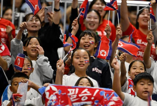 (260928) -- NAGOYA, Sept. 28, 2026 (Xinhua) -- Supporters of the Democratic People's Republic of Korea (DPRK) cheer during the men's 85kg final of weightlifting at the 20th Asian Games Aichi-Nagoya 2026 in Nagoya, Japan, Sept. 28, 2026. (Xinhua/Yu Yang)