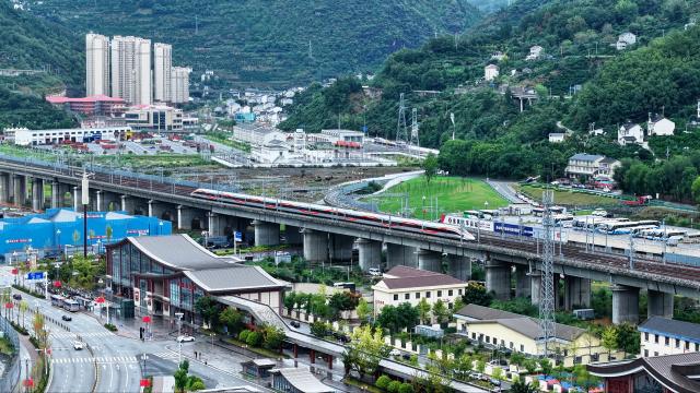 (260928) -- XINGSHAN, Sept. 28, 2026 (Xinhua) -- A drone photo taken on Sept. 28, 2026 shows the first train of Yichang-Xingshan high-speed railway, G6888, departing from Xingshan Railway Station in Xingshan County, central China's Hubei Province. The 101-kilometer Yichang-Xingshan high-speed railway officially entered service on Monday. The railway, with a designed speed of 350 kilometers per hour, is an important part of the country's high-speed rail network. (Photo by Wang Yuqi/Xinhua)
