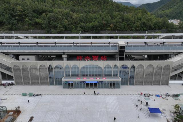 (260928) -- XI'AN, Sept. 28, 2026 (Xinhua) -- An aerial drone photo taken on Sept. 22, 2026 shows a view of the newly-built Zhashui West Station along the Xi'an-Ankang high-speed railway in northwest China's Shaanxi Province. The Xi'an-Ankang high-speed railway was officially put into operation on Monday, cutting the railway travel time between Xi'an and Ankang to less than one hour. Spanning about 171 kilometers and with a design speed of 350 kilometers per hour, the railway runs through the cities of Xi'an, Shangluo and Ankang in Shaanxi Province and has five stations along the line. (Xinhua/Shao Rui)