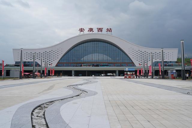 (260928) -- XI'AN, Sept. 28, 2026 (Xinhua) -- This photo taken on Sept. 22, 2026 shows a view of the newly-built Ankang West Station along the Xi'an-Ankang high-speed railway in northwest China's Shaanxi Province. The Xi'an-Ankang high-speed railway was officially put into operation on Monday, cutting the railway travel time between Xi'an and Ankang to less than one hour. Spanning about 171 kilometers and with a design speed of 350 kilometers per hour, the railway runs through the cities of Xi'an, Shangluo and Ankang in Shaanxi Province and has five stations along the line. (Xinhua/Shao Rui)