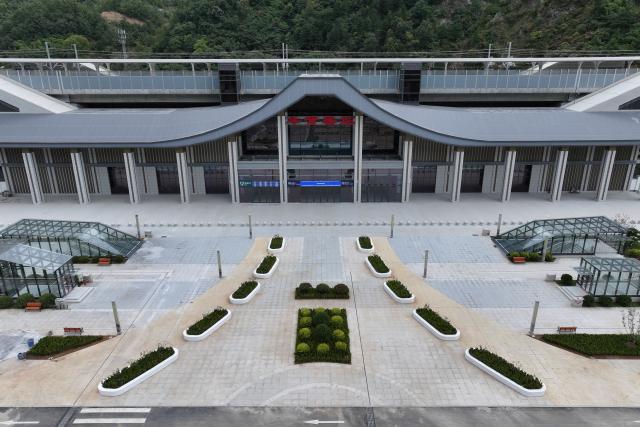 (260928) -- XI'AN, Sept. 28, 2026 (Xinhua) -- An aerial drone photo taken on Sept. 22, 2026 shows a view of the newly-built Niubeiliang Station along the Xi'an-Ankang high-speed railway in northwest China's Shaanxi Province. The Xi'an-Ankang high-speed railway was officially put into operation on Monday, cutting the railway travel time between Xi'an and Ankang to less than one hour. Spanning about 171 kilometers and with a design speed of 350 kilometers per hour, the railway runs through the cities of Xi'an, Shangluo and Ankang in Shaanxi Province and has five stations along the line. (Xinhua/Shao Rui)