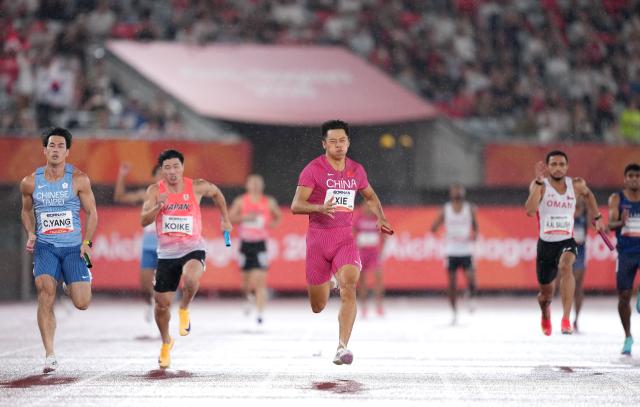 (260928) -- NAGOYA, Sept. 28, 2026 (Xinhua) -- Xie Zhenye (C) of Team China competes during the men's 4x100m relay final of athletics at the 20th Asian Games Aichi-Nagoya 2026 in Nagoya, Japan, Sept. 28, 2026. (Xinhua/Lui Siu Wai)