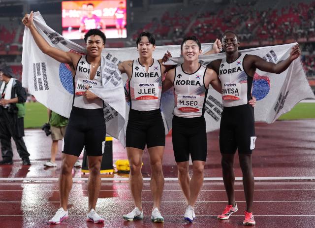 (260928) -- NAGOYA, Sept. 28, 2026 (Xinhua) -- Nwamadi Joeljin, Lee Jaeseong, Seo Minjun, Biwesa Daniel (from L to R) of South Korea pose for photo after the men's 4x100m relay final of Athletics at the 20th Asian Games Aichi-Nagoya 2026 in Nagoya, Japan, Sept. 28, 2026. (Xinhua/Jia Yuchen)