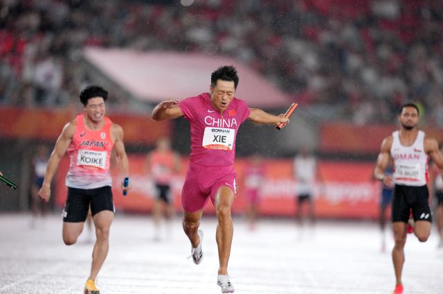 (260928) -- NAGOYA, Sept. 28, 2026 (Xinhua) -- Xie Zhenye (C) of Team China competes during the men's 4x100m relay final of athletics at the 20th Asian Games Aichi-Nagoya 2026 in Nagoya, Japan, Sept. 28, 2026. (Xinhua/Lui Siu Wai)