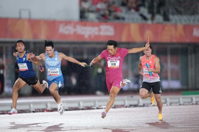 (260928) -- NAGOYA, Sept. 28, 2026 (Xinhua) -- Xie Zhenye (2nd R) of Team China competes during the men's 4x100m relay final of athletics at the 20th Asian Games Aichi-Nagoya 2026 in Nagoya, Japan, Sept. 28, 2026. (Xinhua/Jia Yuchen)