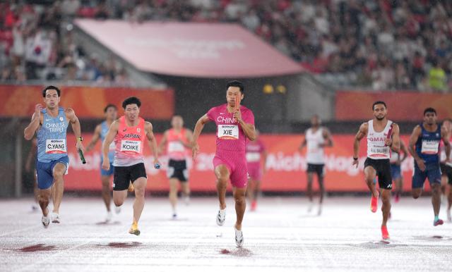 (260928) -- NAGOYA, Sept. 28, 2026 (Xinhua) -- Xie Zhenye (C) of Team China competes during the men's 4x100m relay final of athletics at the 20th Asian Games Aichi-Nagoya 2026 in Nagoya, Japan, Sept. 28, 2026. (Xinhua/Lui Siu Wai)
